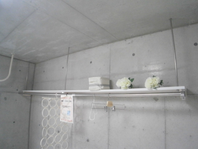 収納　お洒落な棚とハンガーパイプ