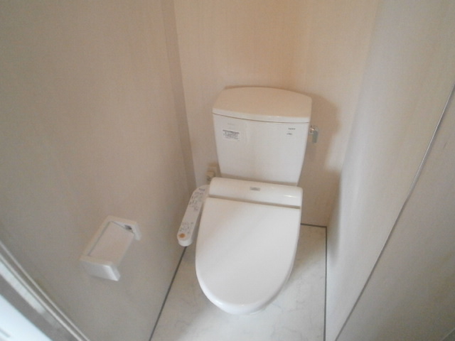 トイレ　ウォシュレットの付いた便利なトイレ