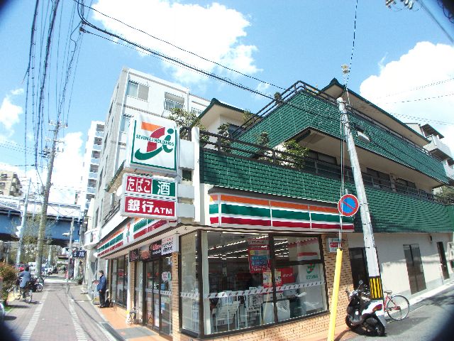コンビニ　セブンイレブン神戸新在家駅前店（コンビニ）まで656m