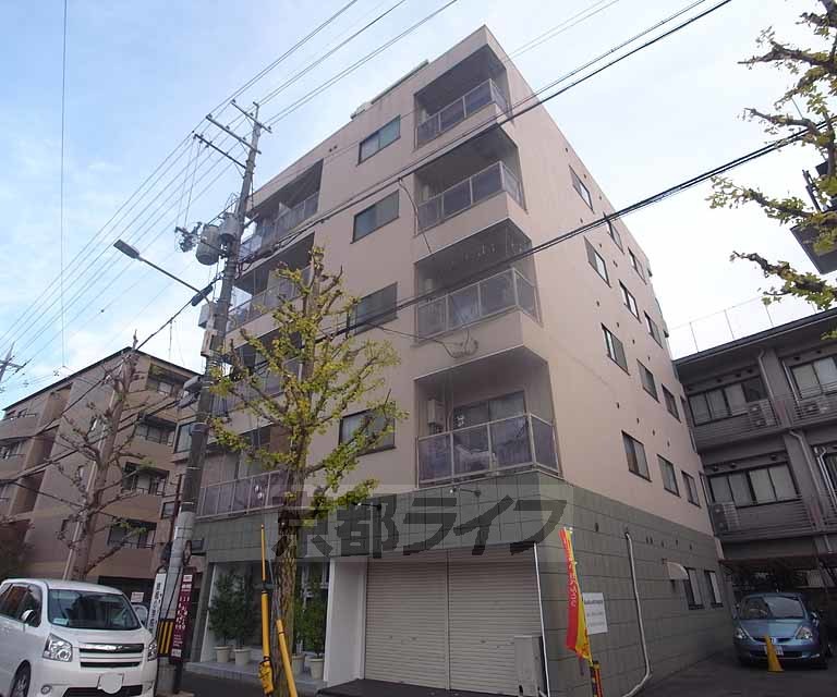 京都市右京区嵯峨天龍寺瀬戸川町のマンションの建物外観