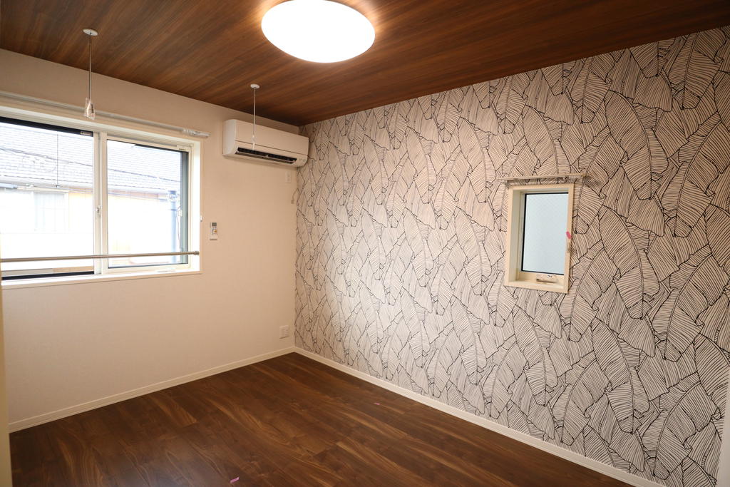 居室・リビング　ハワイアンテイストの洋室です！エアコン・照明完備しています