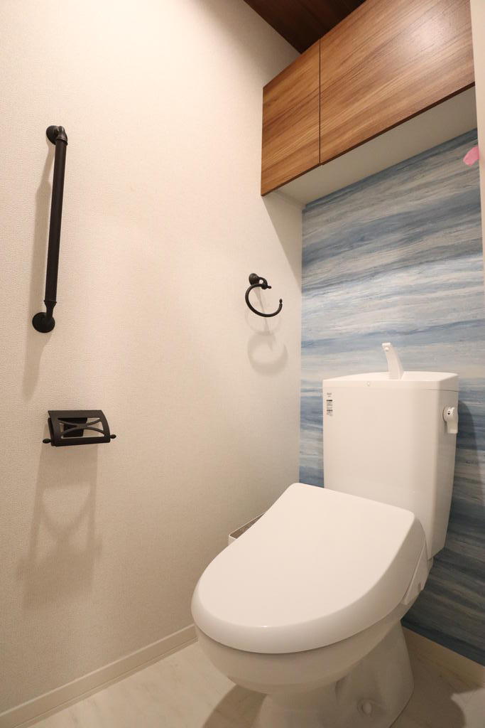 トイレ　お洒落なアクセントクロス完備しています！