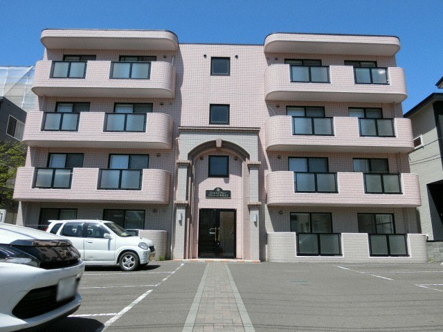 札幌市豊平区平岸五条のマンションの建物外観