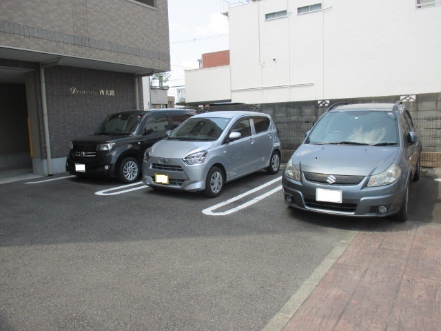 【ドミール西大路の駐車場】