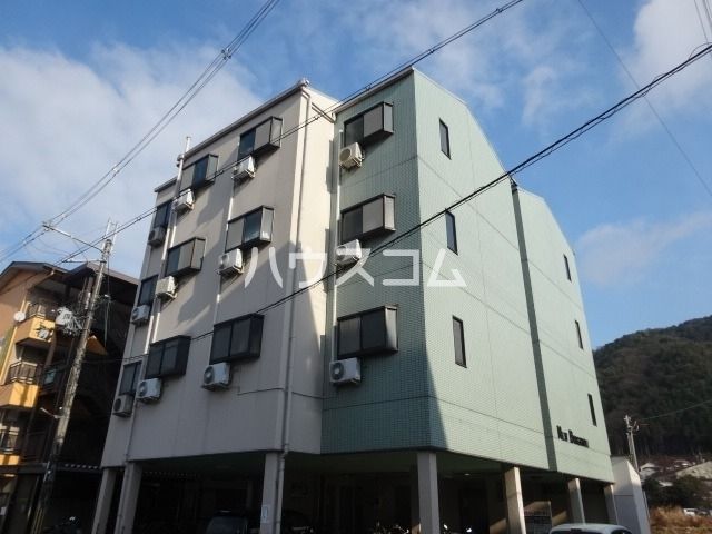 【亀岡市曽我部町南条のマンションの建物外観】