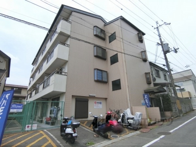 八幡市男山吉井のマンションの建物外観