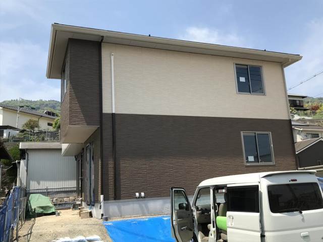 【江田島市能美町高田のアパートの建物外観】