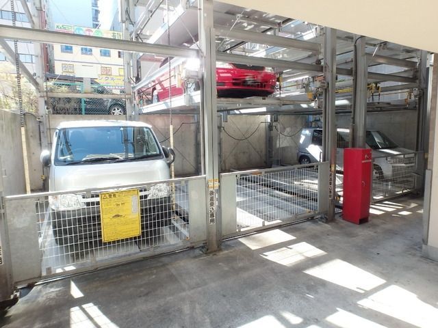 【横浜市港北区新横浜のマンションの駐車場】