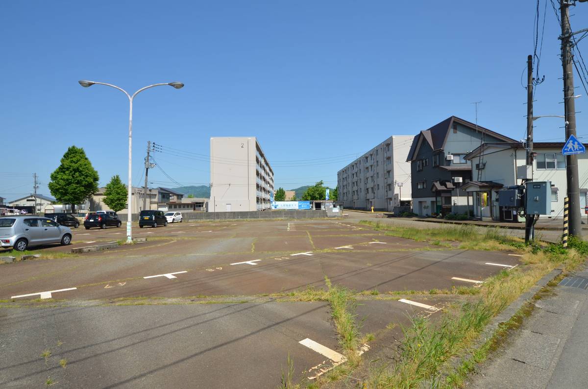 【小千谷市大字桜町のマンションの駐車場】