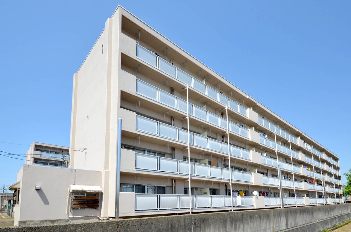 【小千谷市大字桜町のマンションの建物外観】