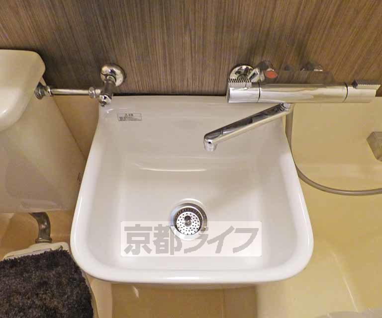 洗面設備　きれいな洗面台です。