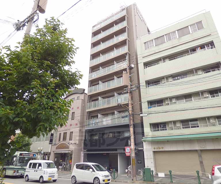 京都市上京区泰童片原町のマンションの建物外観