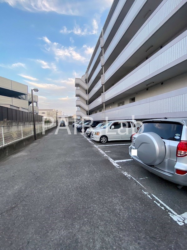 【姫路市中地のマンションの駐車場】