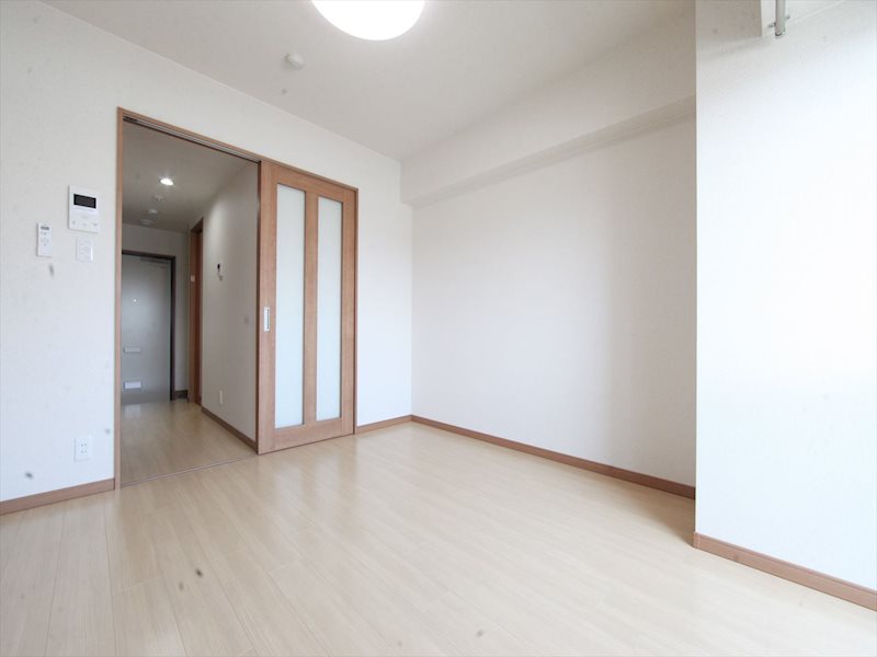 居室・リビング　洋室6.4帖　エアコン完備　バルコニーに面しています