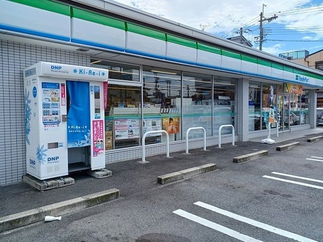 コンビニ　ファミリーマート様（コンビニ）まで550m