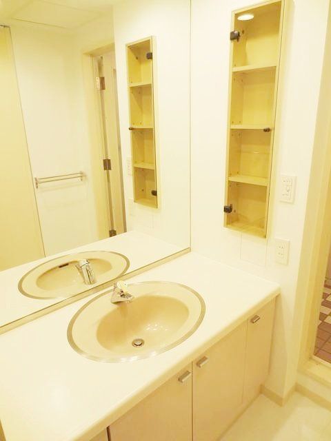 洗面設備　★大きな鏡のある洗面台です★