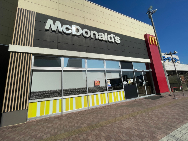 飲食店　マクドナルド新田東ヨークタウン店（飲食店）まで924m