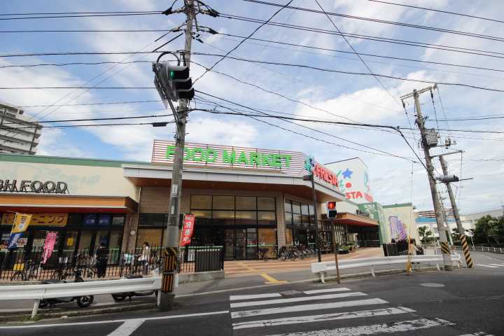 スーパー　（株）フレスタ／吉島店（スーパー）まで897m