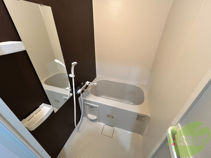 バス・シャワールーム　お風呂はゆったりと入るには充分な広さです。