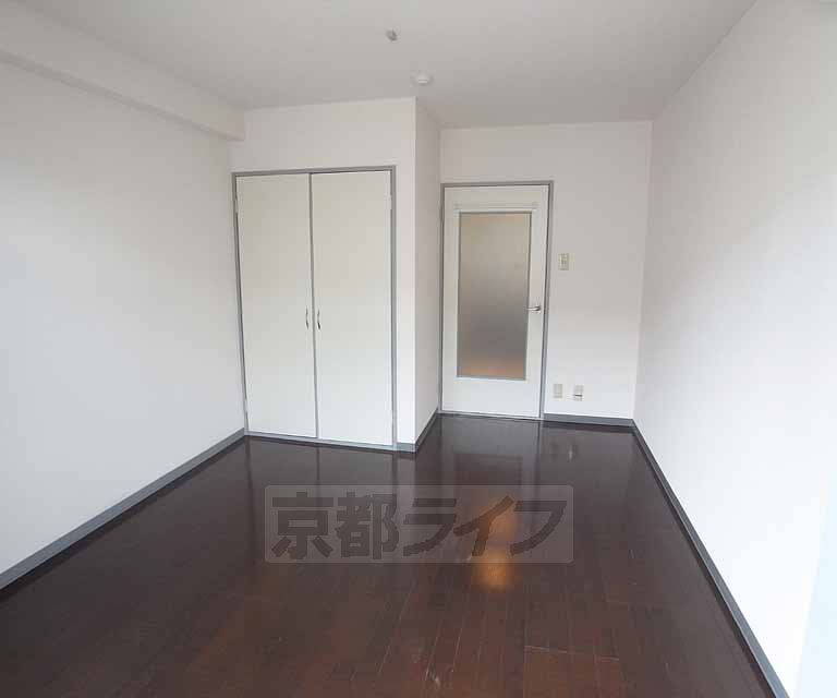 居室・リビング　シックなカラーの洋室です。