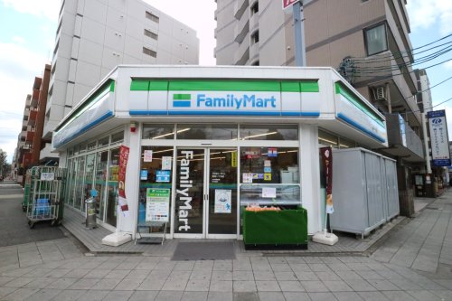 コンビニ　ファミリーマート 新栄一丁目店（コンビニ）まで558m