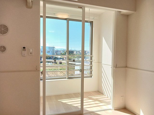 その他設備　サンルーム。雨の日や冬でも安心して洗濯物が干せます！