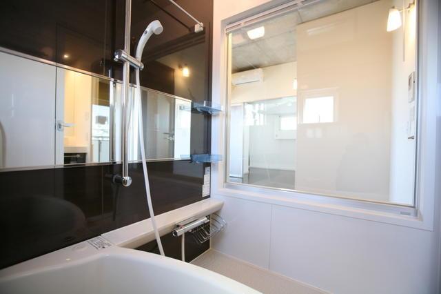 バス・シャワールーム　ガラス張り浴室／浴室換気乾燥…?
