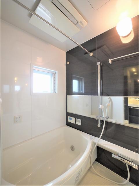 バス・シャワールーム　ガラス張り浴室／浴室換気乾燥…?