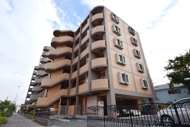 建物外観　★重厚な鉄筋コンクリート造のマンションです★