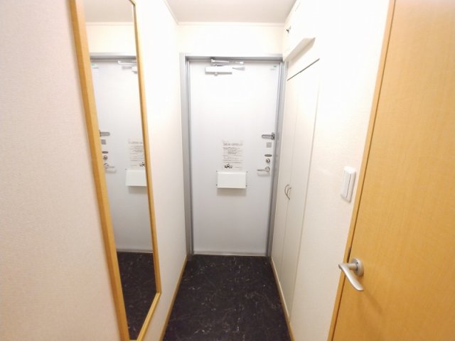 玄関　姿見あり