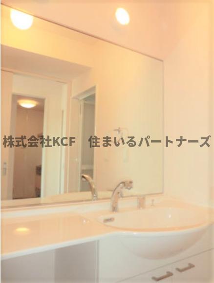 洗面設備　明るい洗面所です