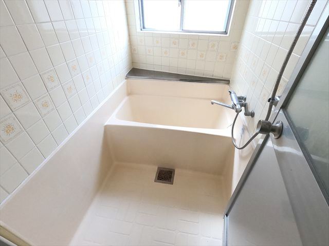 バス・シャワールーム　窓の付いた浴室