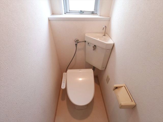 トイレ　トイレにも窓があります