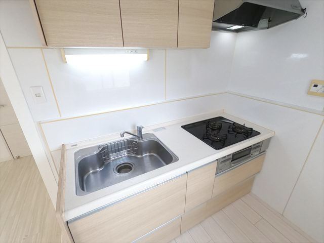 キッチン　使い勝手の良い３口のシステムガスキッチン