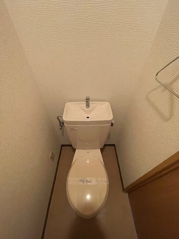 トイレ　違うお部屋の写真です。ご参考までに