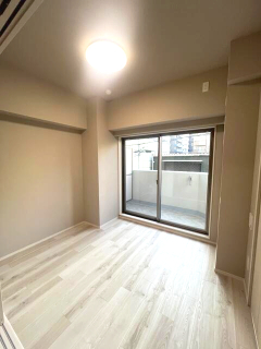 居室・リビング　明るく落ち着く洋室。ベッド配置もしやすい空間?