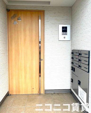 エントランス　オートロックと宅配ボックス付き