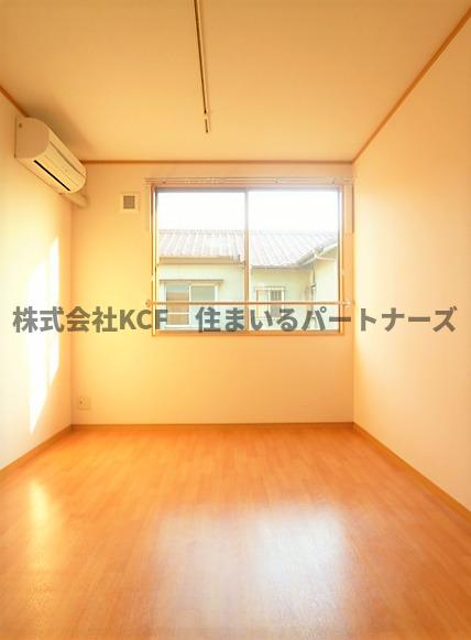 居室・リビング　落ち着いた色調の洋室です