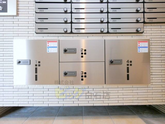 エントランス　留守中も荷物が受け取れて便利な宅配ＢＯＸ完備しています♪