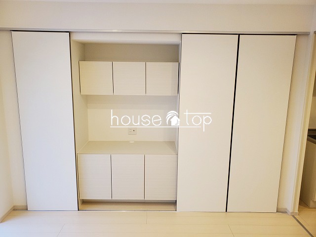 収納　クローゼットの中央スペースにはTVが設置可能