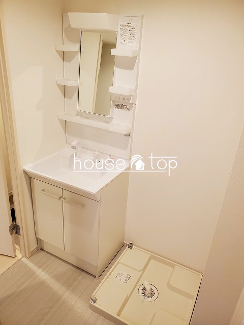 洗面設備　シャワー付洗面台・ゆったりとした脱衣スペース