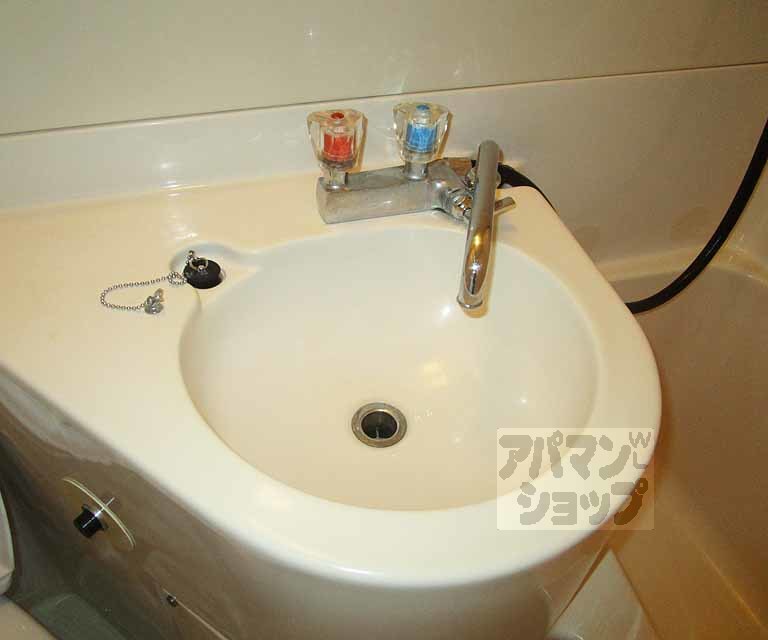 洗面設備　３０５号室の写真です。