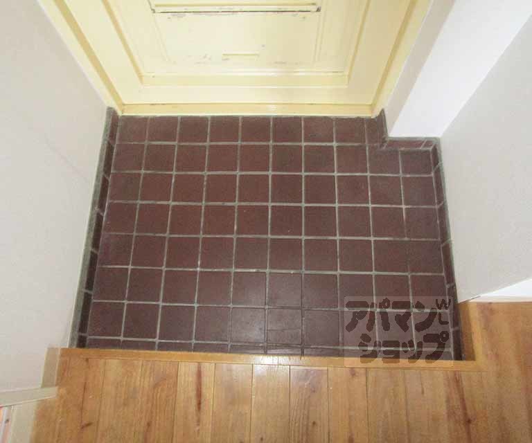 玄関　３０５号室の写真です。