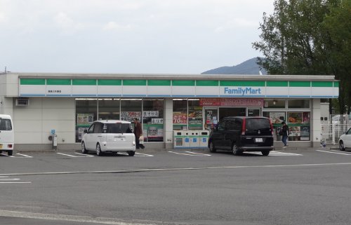 コンビニ　ファミリーマート西条三升原店（コンビニ）まで361m