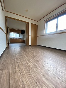 居室・リビング　２方向に窓があり明るい広いキッチンスペースにつながる