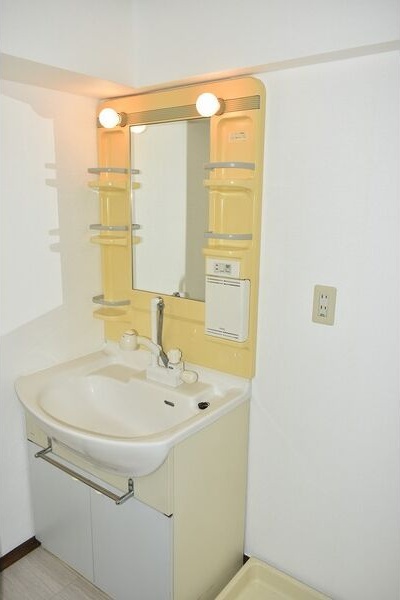洗面設備　※写真は同じマンションの違う部屋のものになります。反転タイプ