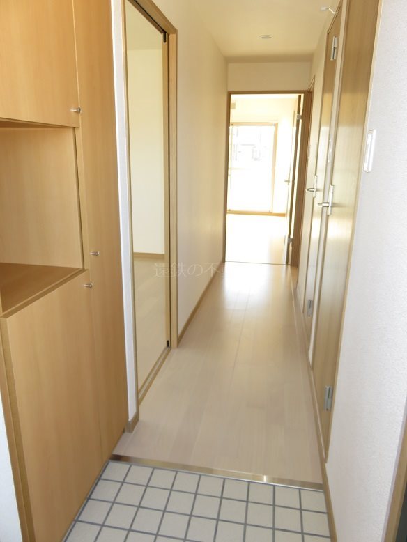 玄関　※同タイプの別部屋の写真です。