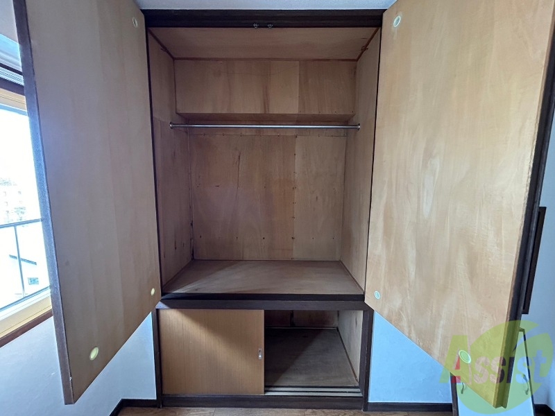 収納　収納を開けてみました。奥行きがありますね。