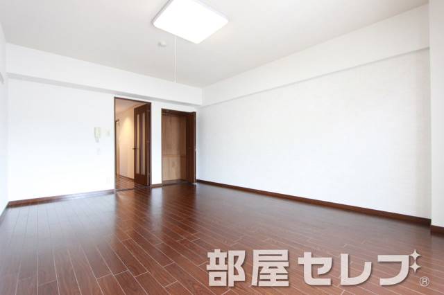 居室・リビング　広々したお部屋で生活しやすいですね。※他号室の写真です