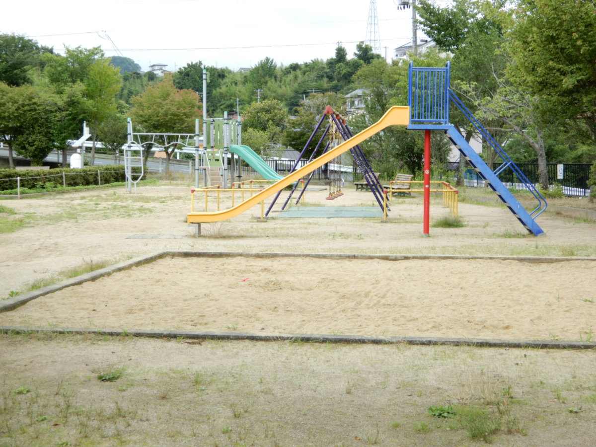 【ビレッジハウス常磐2号棟の公園】